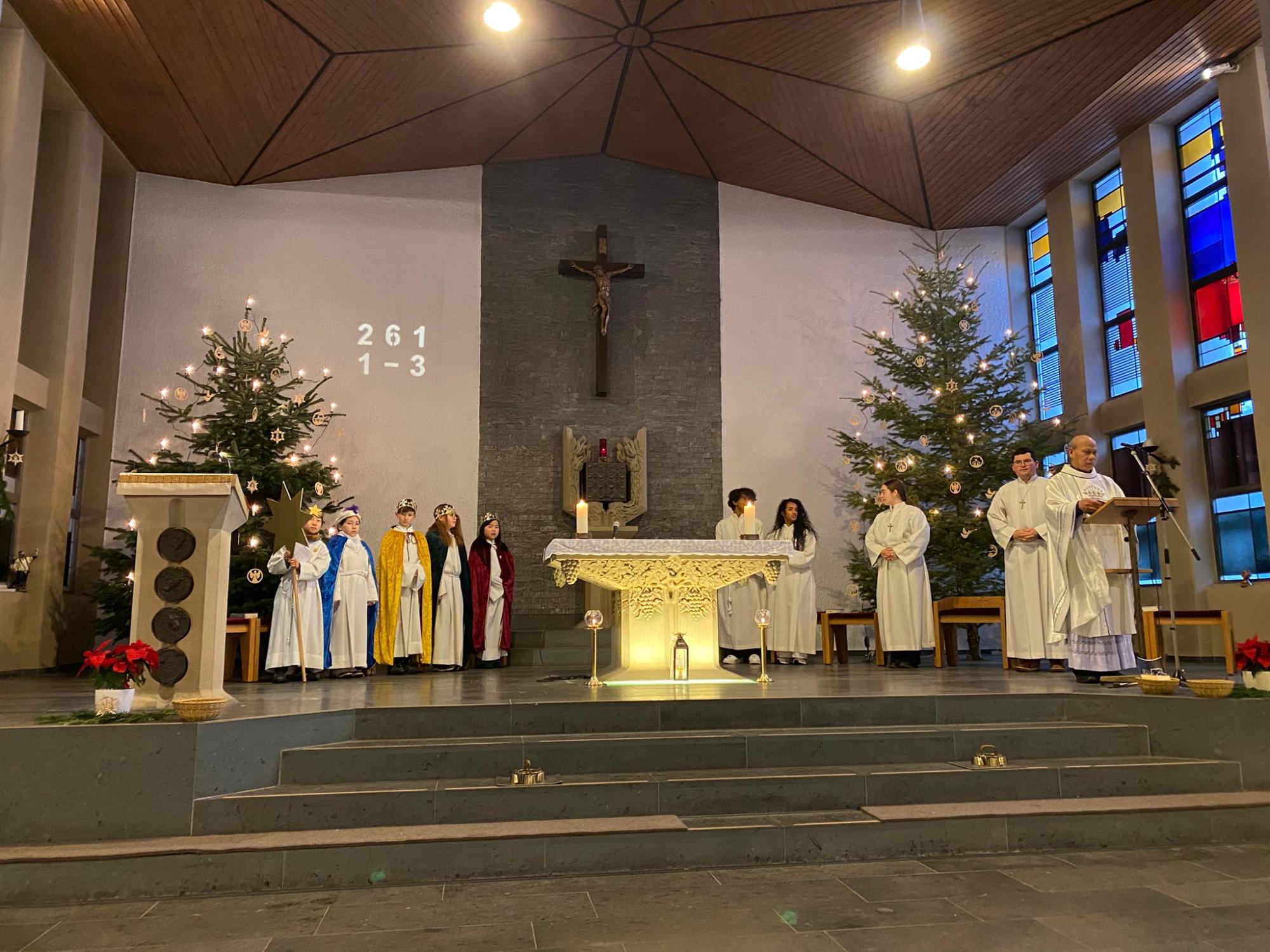 Beim Sonntagsgottesdienst haben sich die Sternsinger den Segen auf ihren Wegen abgeholt