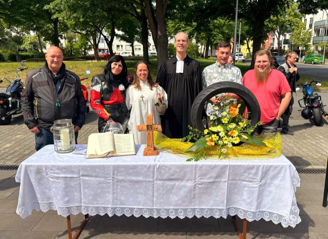 Die Macher des Bikerfestes vor dem Altar im Freien (c) N Bauer