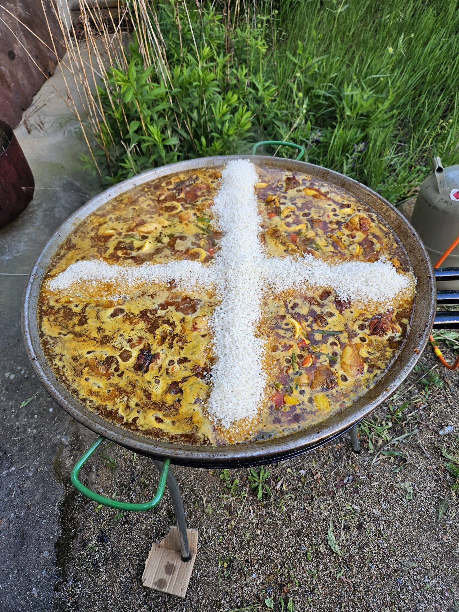 Die Paella wird von Hans-Joachim Zimmermann zubereitet (c) R Plaha