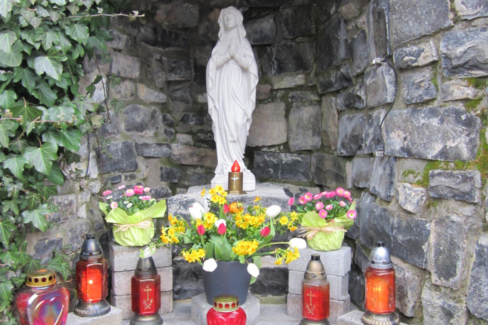 Unsere Lourdes Grotte vor der Kirche (c) Susanne Mockenhaupt