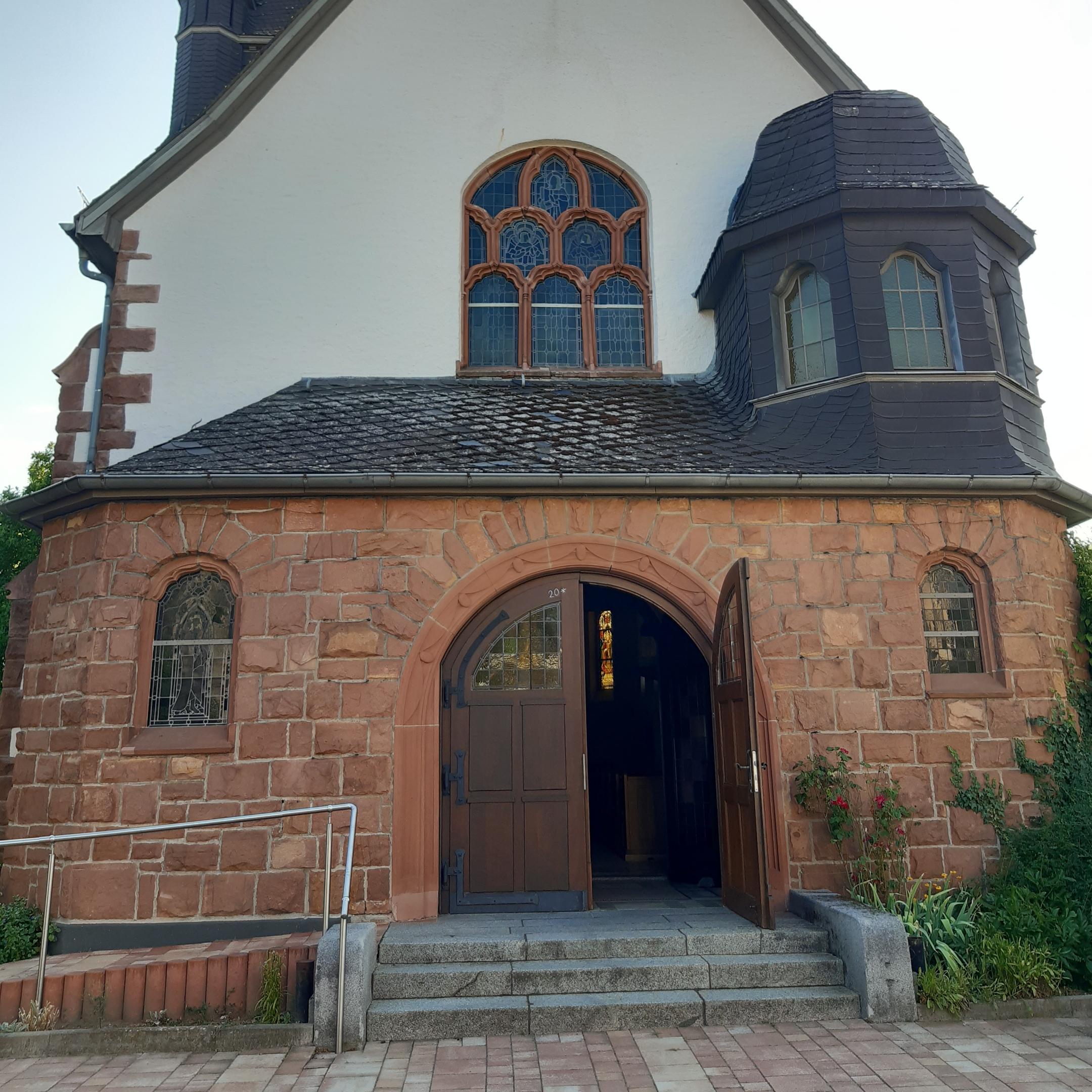 Vorderansicht der Kirche