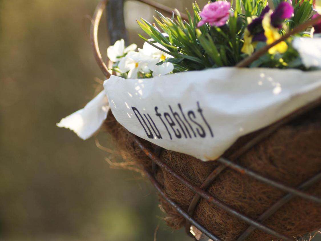 Gesteck mit Aufschrift 'Du fehlst'