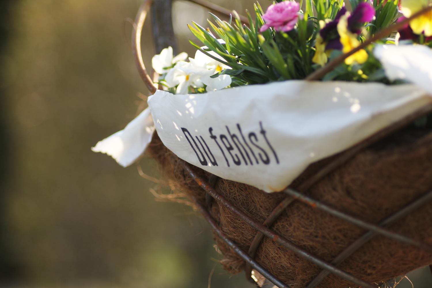 Gesteck mit Aufschrift 'Du fehlst'