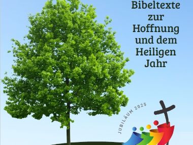 Grüner Baum vor blauem Himmel und Schrift 'Bibeltexte zur Hoffnung und dem Heiligen Jahr'