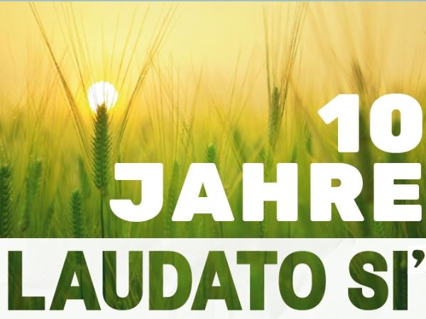 Aufgehende Sonne im Weizenfeld und Schrift '10 Jahre Laudato Si'