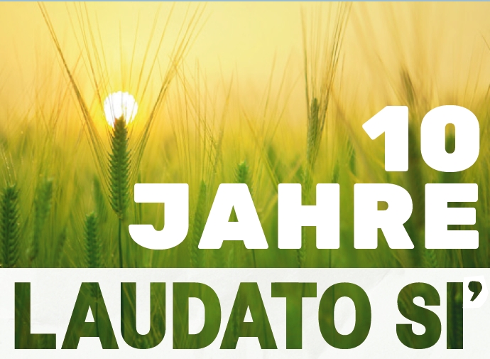 Aufgehende Sonne im Weizenfeld und Schrift '10 Jahre Laudato Si'
