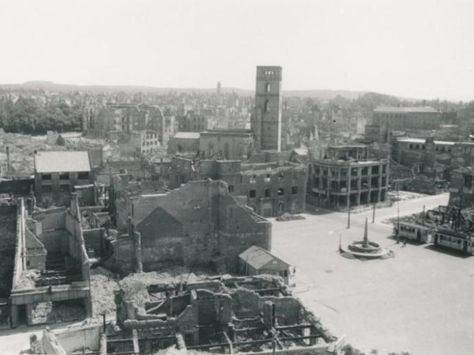 blick-vom-schloss-auf-marktbrunnen-rathaus-und-stadtkirche-mit-strassenbahn-ca-1947