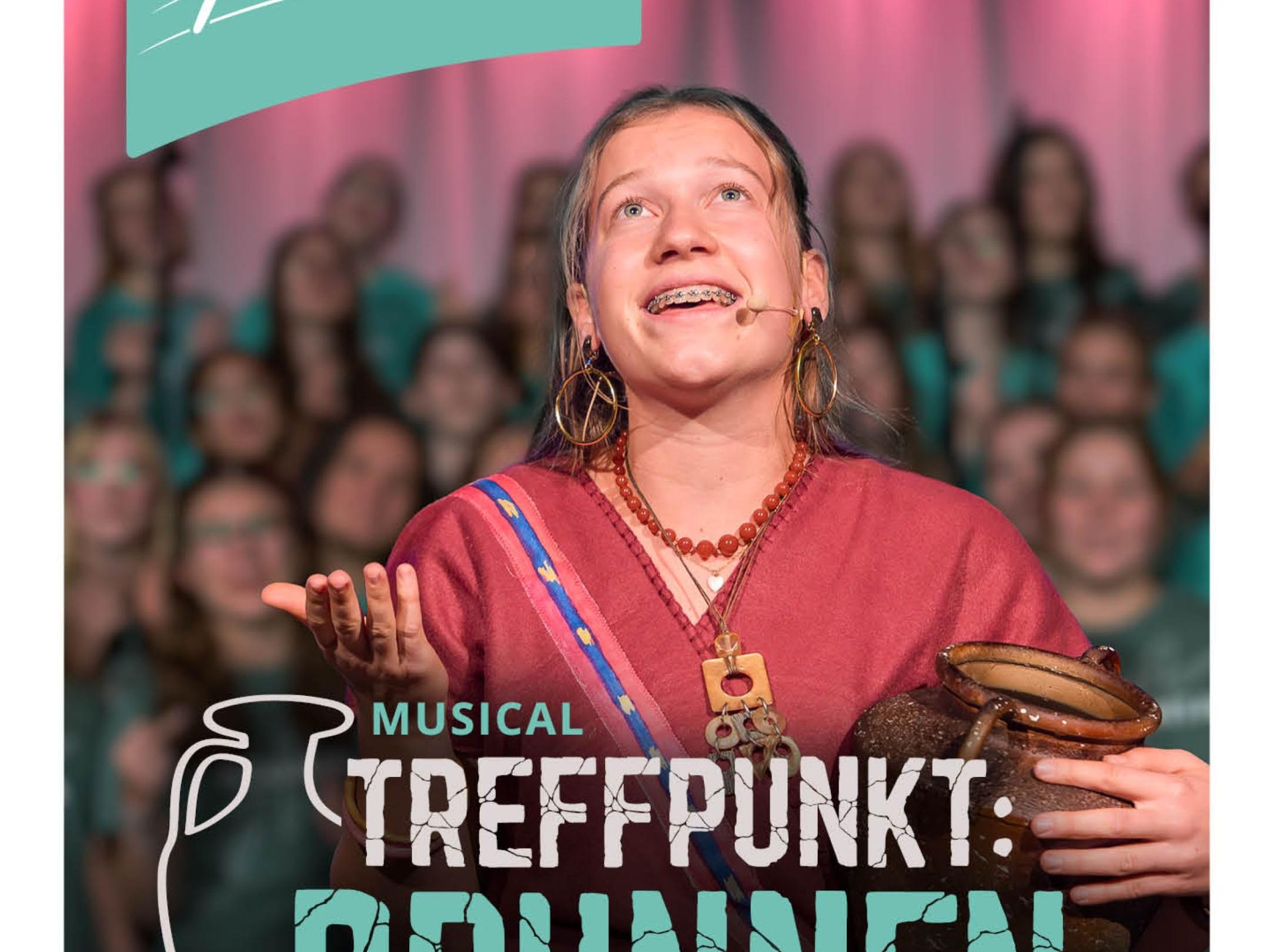 Schauspielerin vor Publikum und Schrift Treffpunkt Brunnen