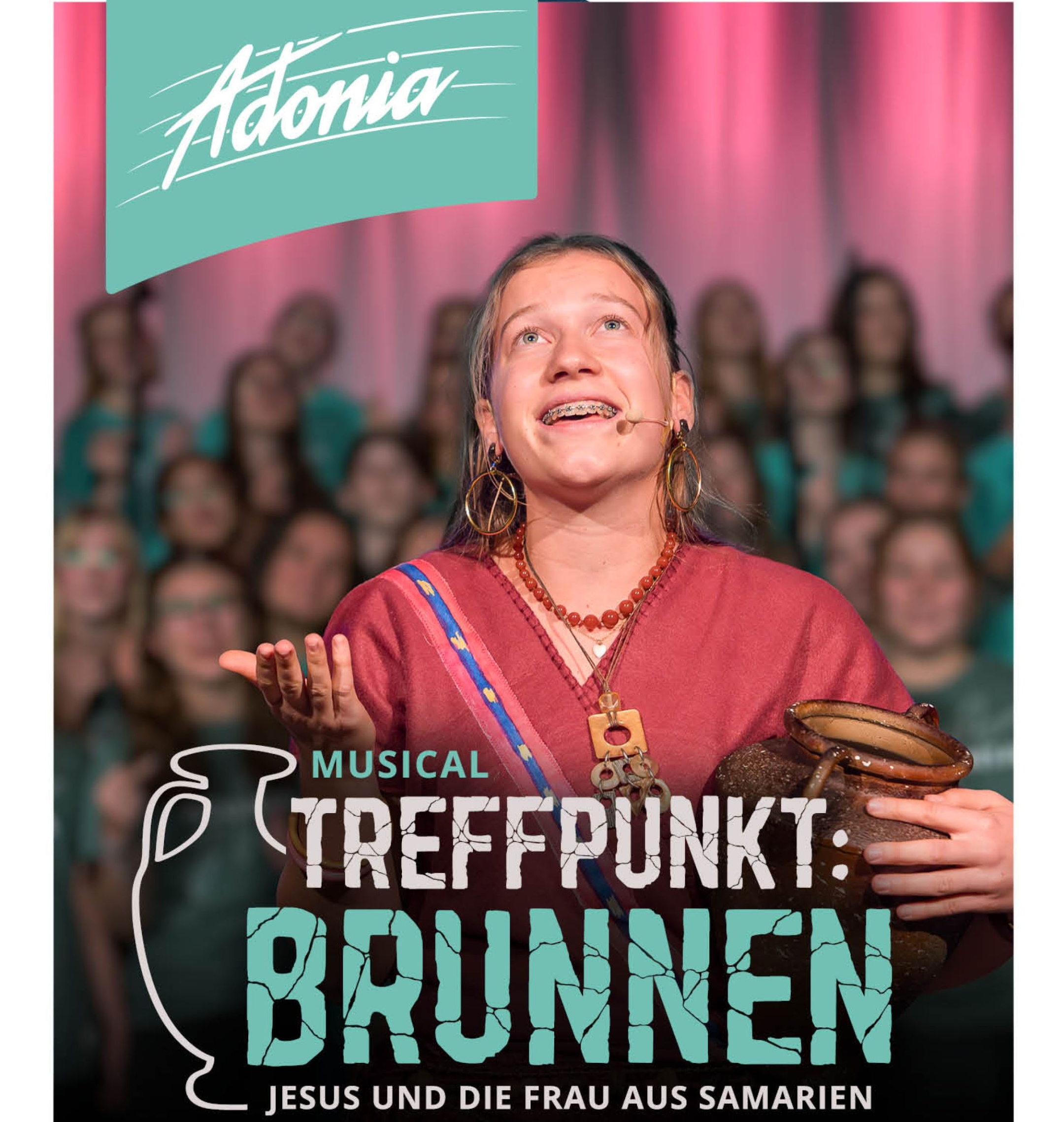 Schauspielerin vor Publikum und Schrift Treffpunkt Brunnen