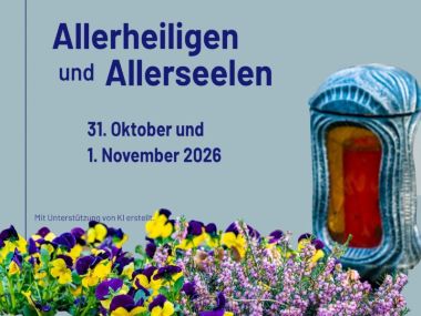 Grablicht und Blumen hinter dem Schriftzug 'Allerheiligen und Allerseelen'