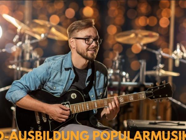 Ein junger Mann spielt Gitarre