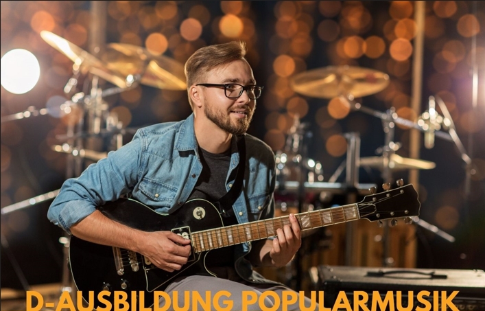Ein junger Mann spielt Gitarre