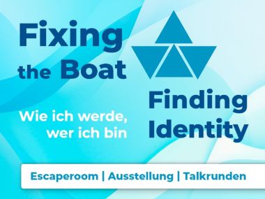 Blauer Hintergrund mit einem Papierbötchen, darauf Informationen zur Ausstellung
