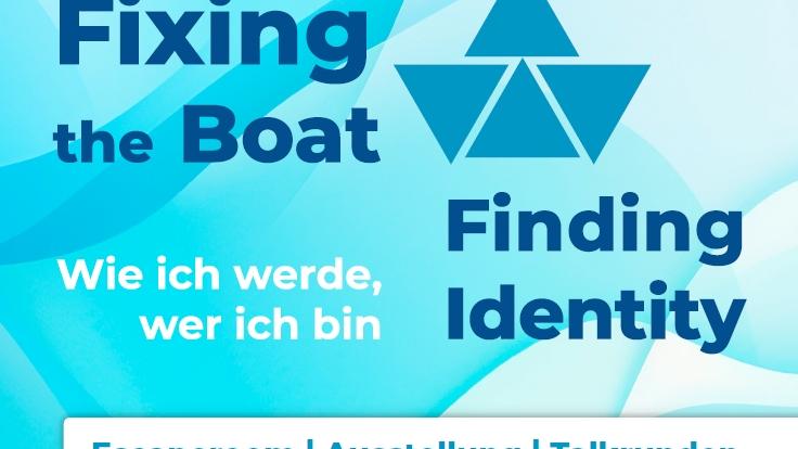 Blauer Hintergrund mit einem Papierbötchen, darauf Informationen zur Ausstellung