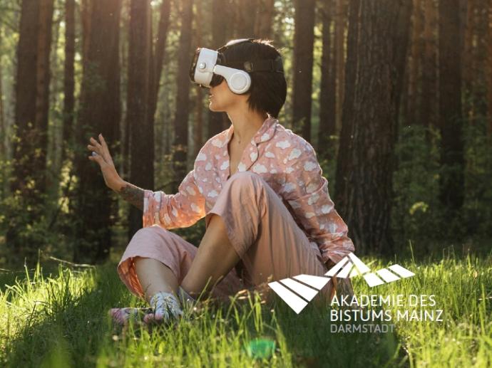 Mädchen sitzt im Wald, hat eine sichtverhindernde Brille auf und tastet nach ihrer Umgebung