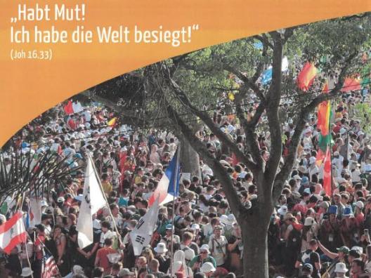 Viele junge Leute unter einem großen Baum