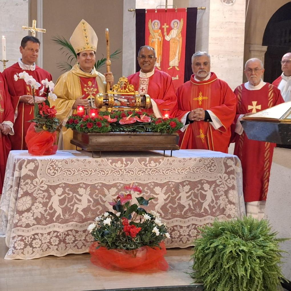 Feier der Heiligen Messe in der Kirche Santi Marcellino e Pietro mit Kardinal Reina