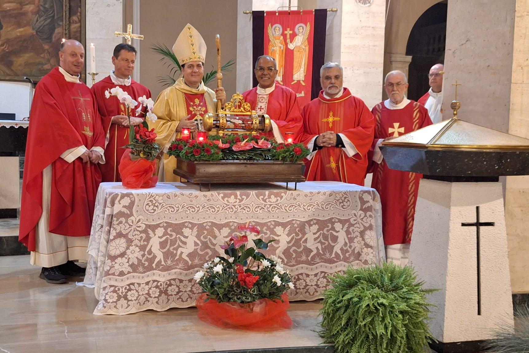 Feier der Heiligen Messe in der Kirche Santi Marcellino e Pietro mit Kardinal Reina
