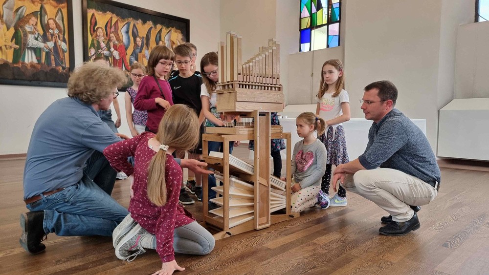 Kinder an die Orgel (c) Regionalkantorat