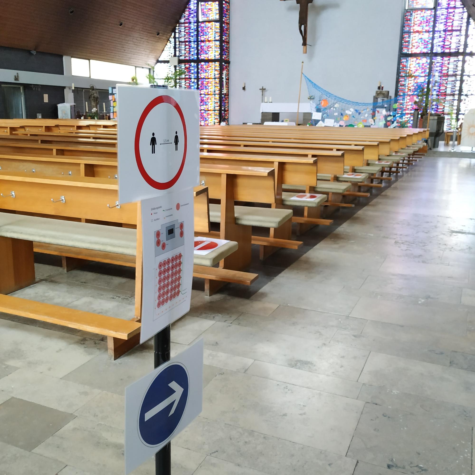 Wegeschild in der Kirche