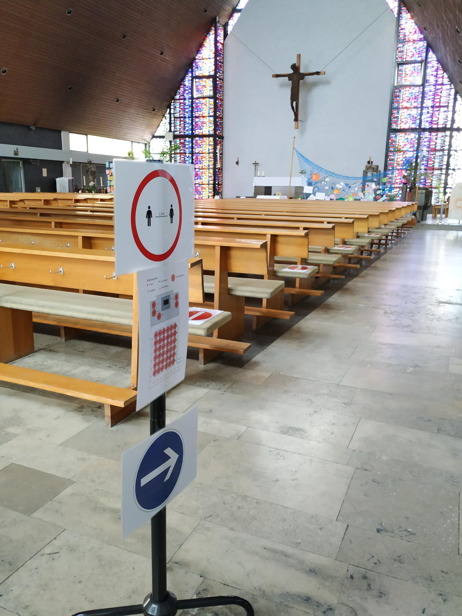 Wegeschild in der Kirche (c) Dominique Humm