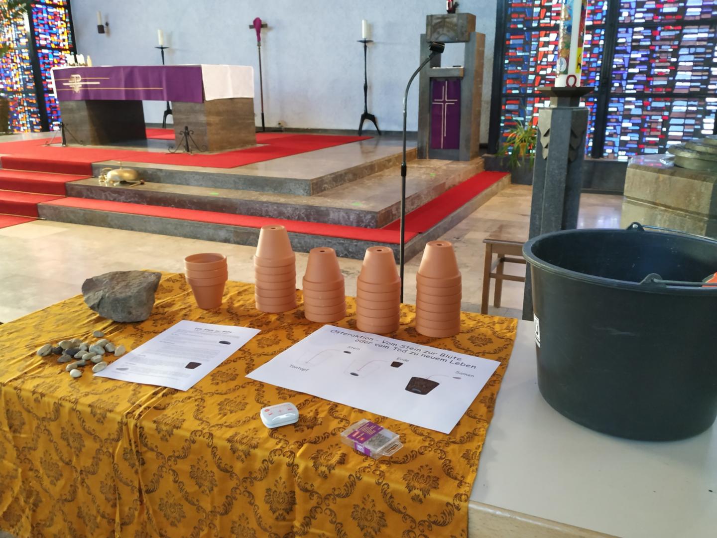 Bring einen Stein mit - Tontöpfe, Erde und Samen stehen in der Kirche bereit (c) Dominique Humm