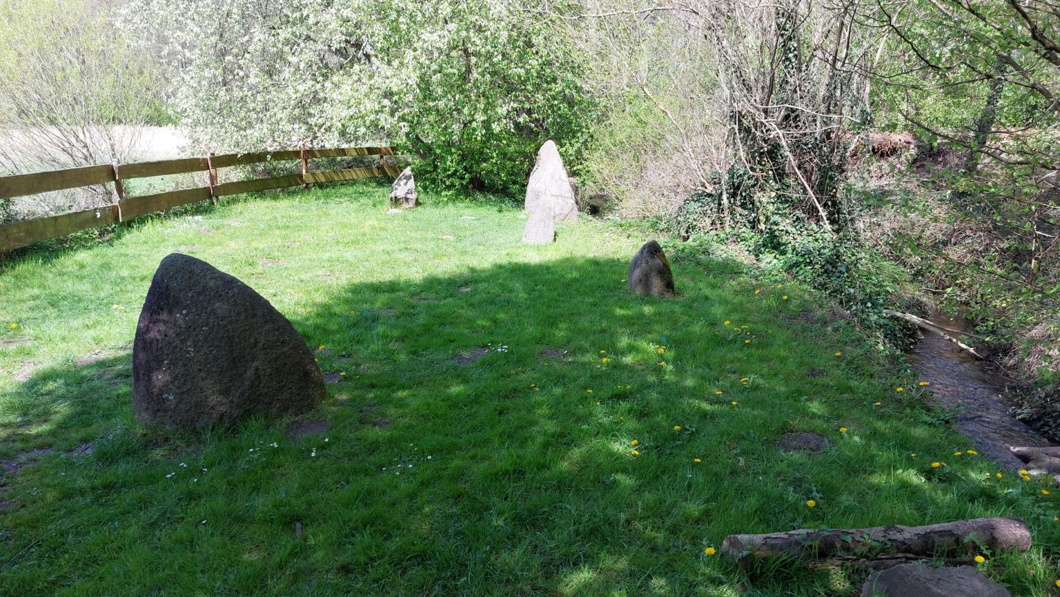 Menhiranlage „Hirtenwiese“ in den Senftheimer Wiesen (c) Albert Baumann