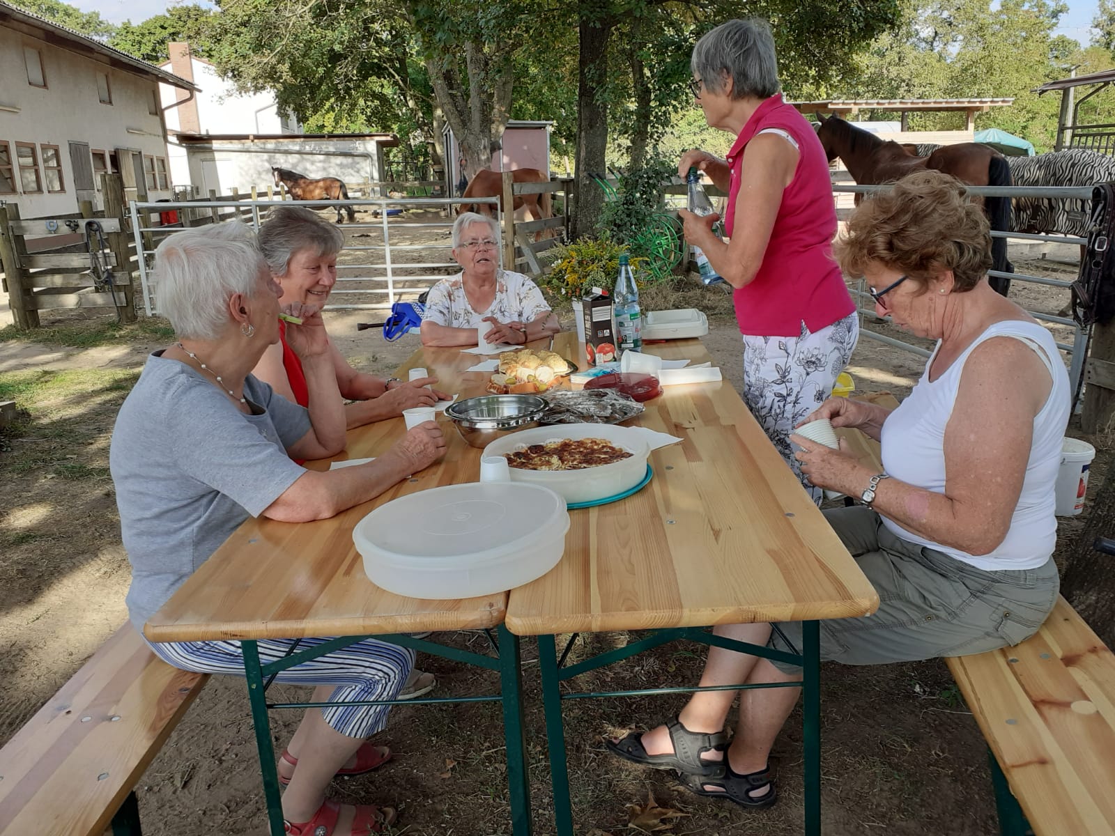 Frauenkreis bindet Kräutersträußchen (c) Brigitte Weber