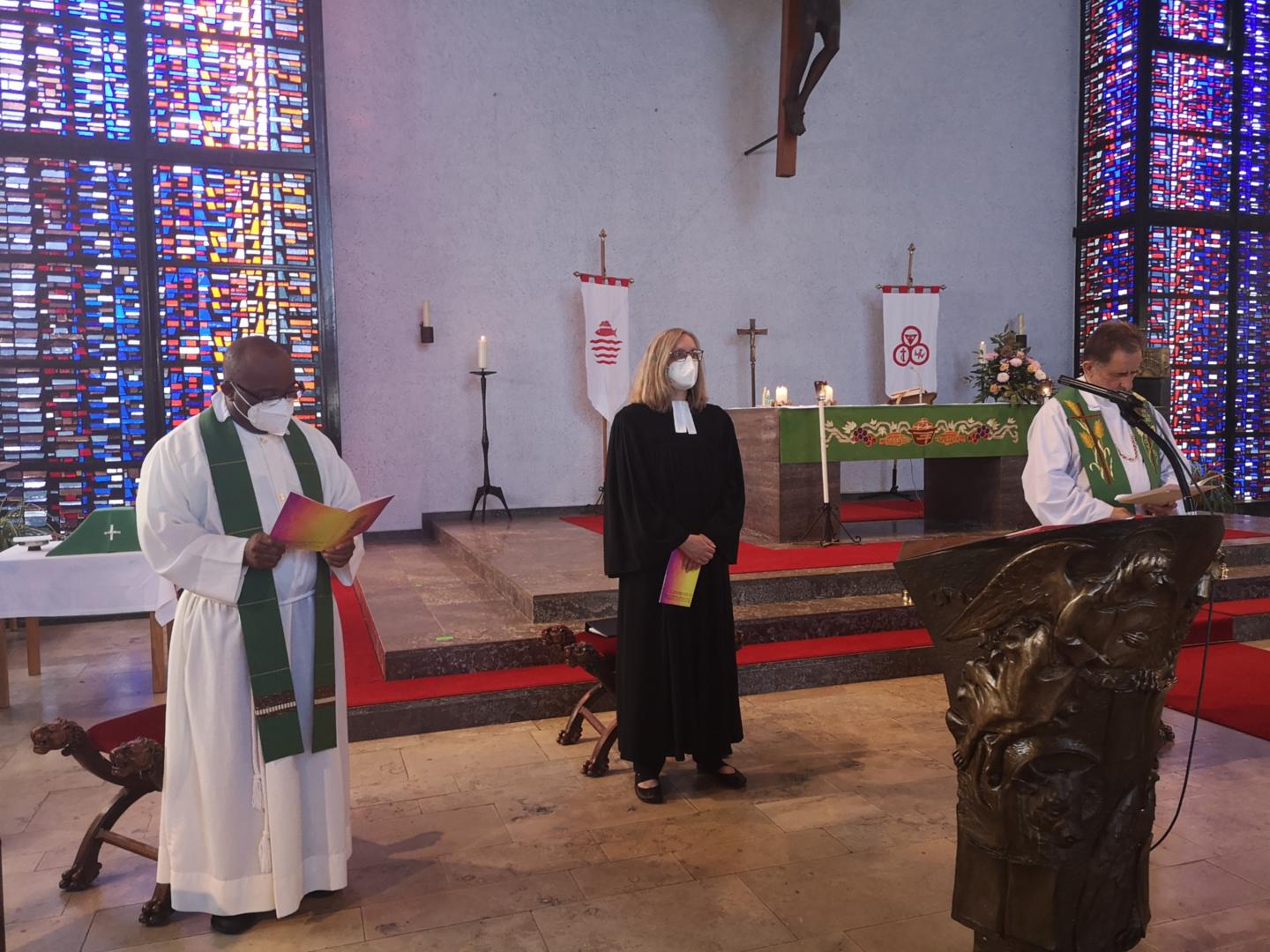 Father Jude Nnanna, Pfarrerin Inka Gente und Pfarrer Josef Chamik (c) Maria Lorenz
