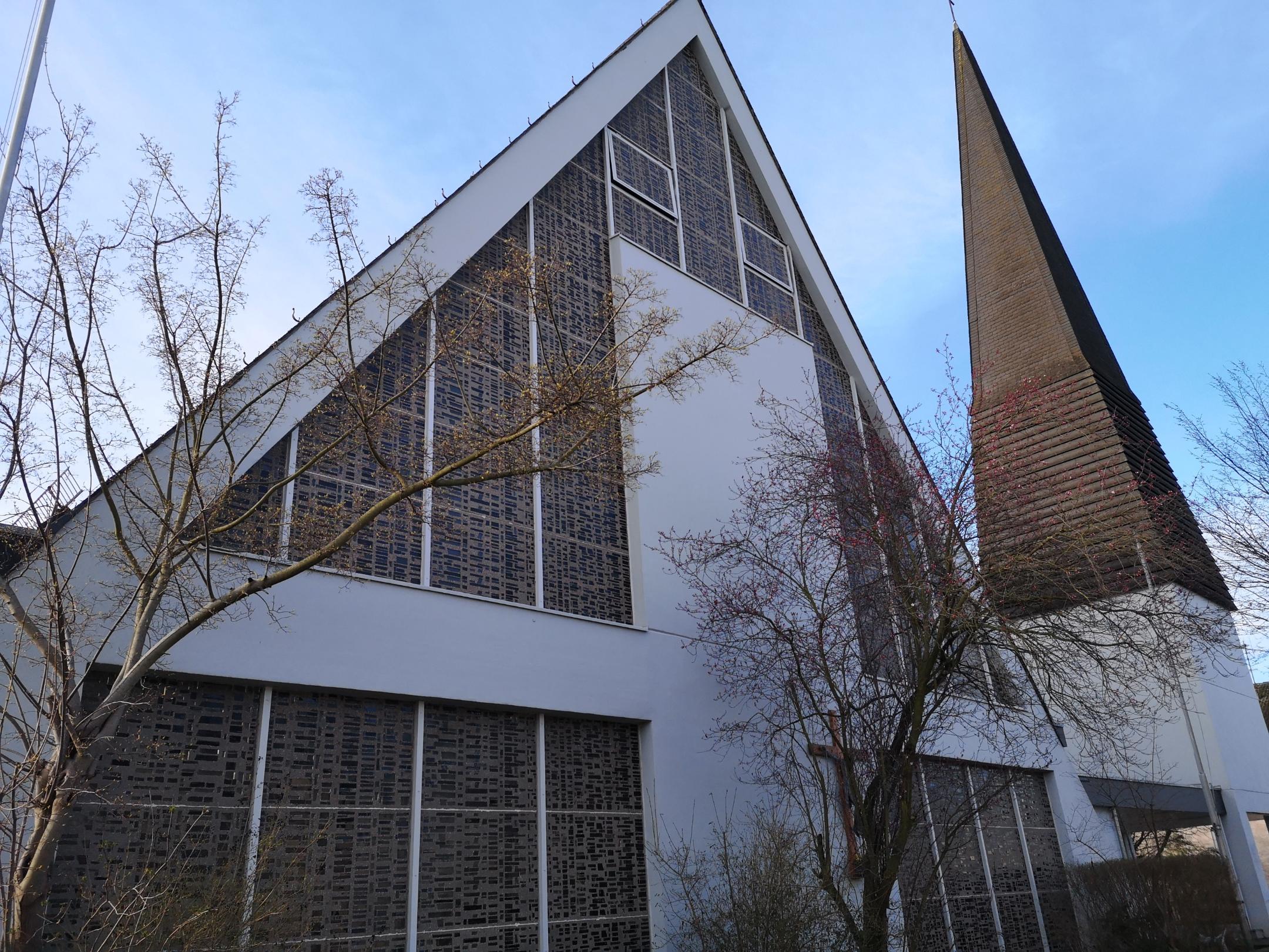 Kirche im Frühling