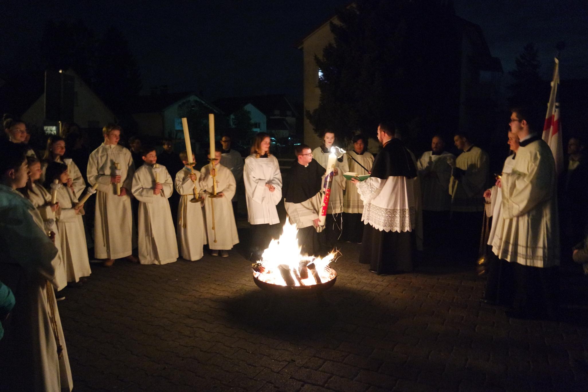 Osterfeuer 2018 mit Entzünden der Osterkerze