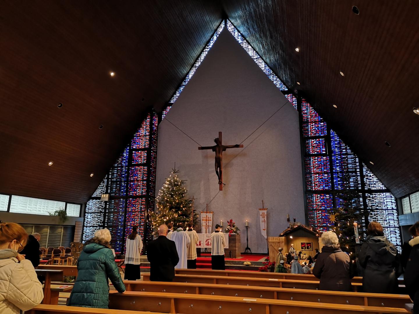 Weihnachtlich geschmückte Kirche im Januar 2022 (c) Maria Lorenz