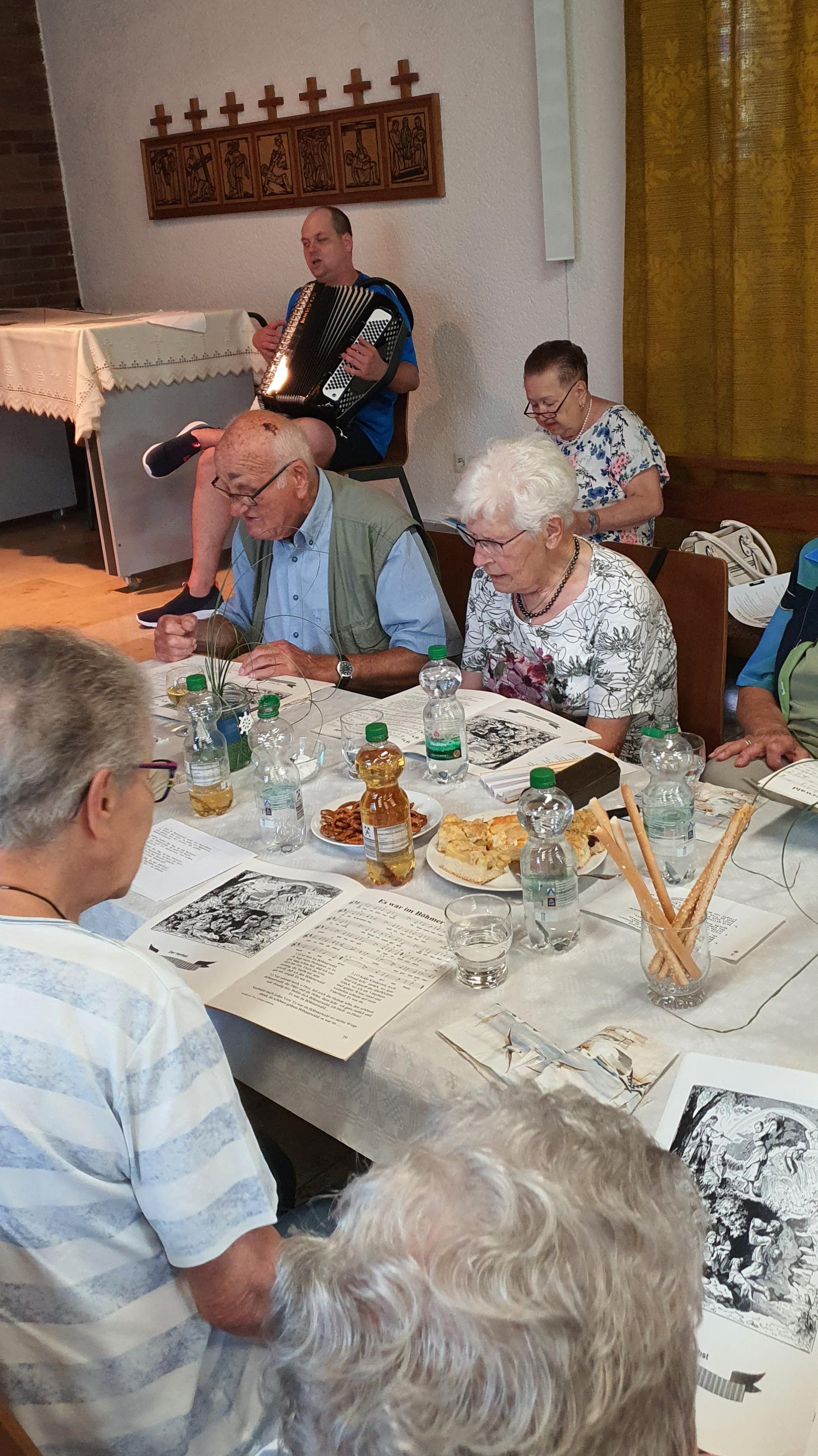 Florian Klass regt die Seniorinnen und Senioren zum Mitsingen an.