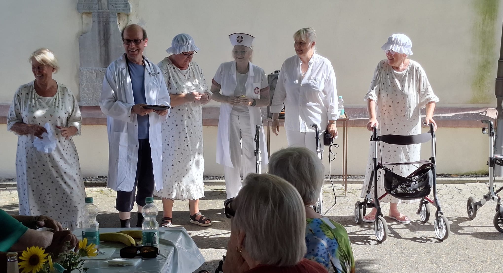 Chefarzt Dr. Brinkmann präsentierte die neueste Patienten-Mode