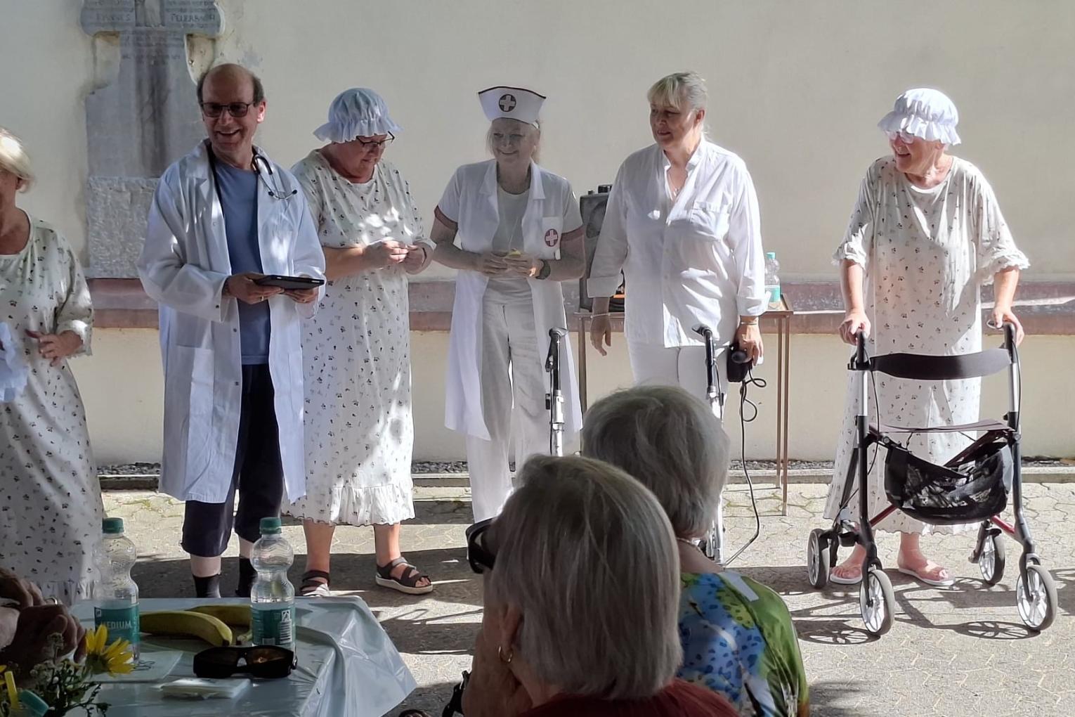 Chefarzt Dr. Brinkmann präsentierte die neueste Patienten-Mode