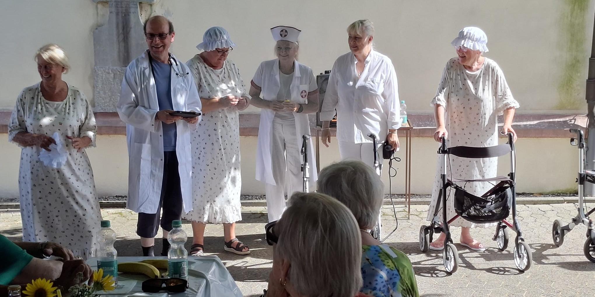 Chefarzt Dr. Brinkmann präsentierte die neueste Patienten-Mode