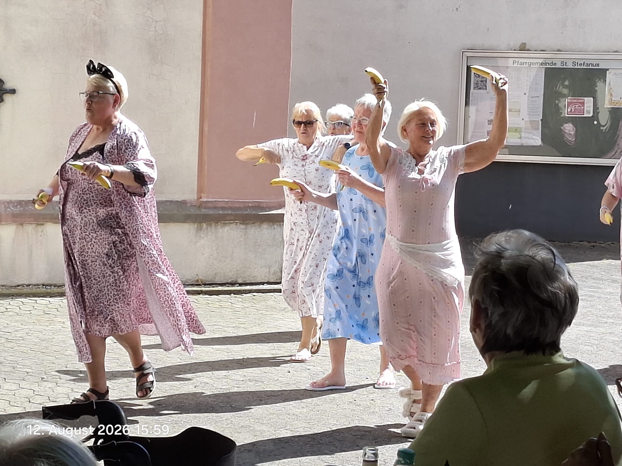 Zu rhythmischen Klängen präsentierten die Modes gut gelaunt die neuesten Trends