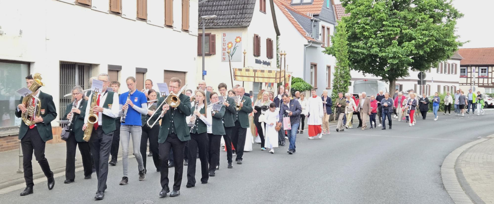 Die Fronleichnams-Prozession zog durch Nieder-Wöllstadt