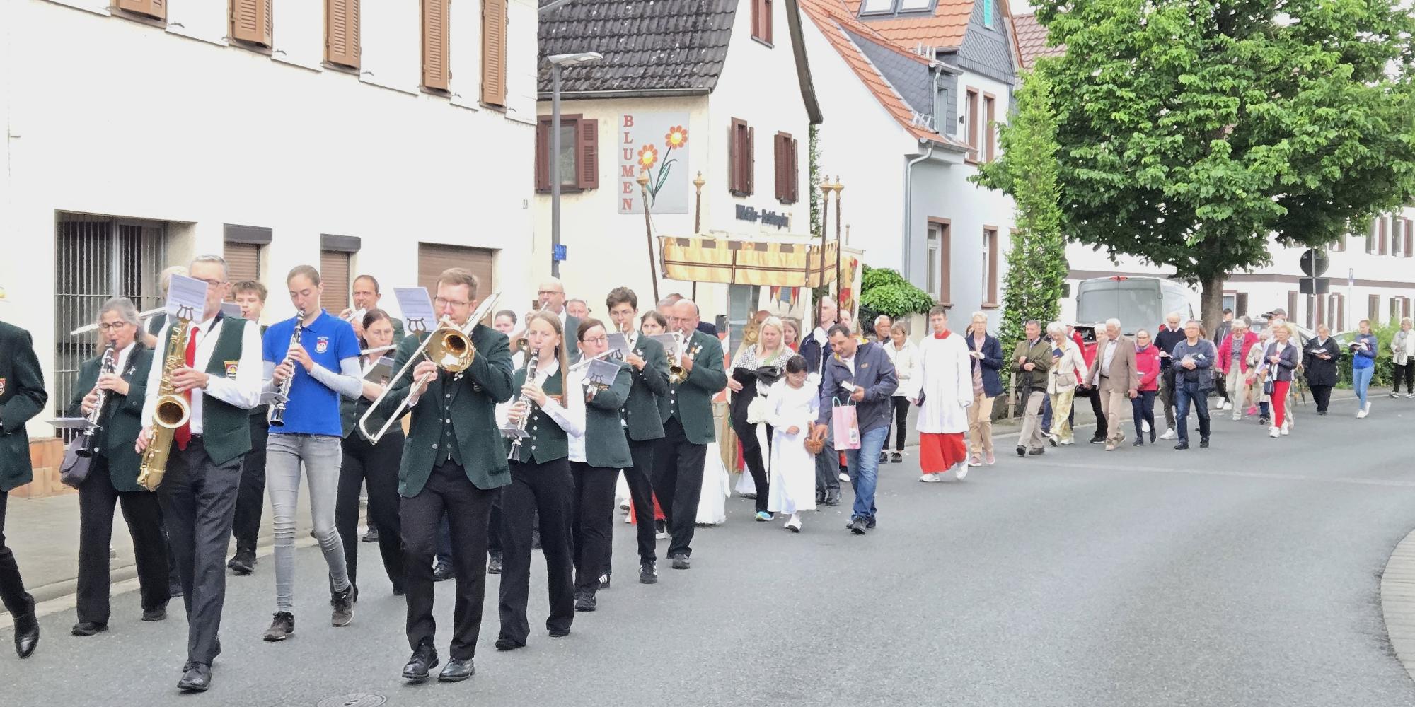Die Fronleichnams-Prozession zog durch Nieder-Wöllstadt