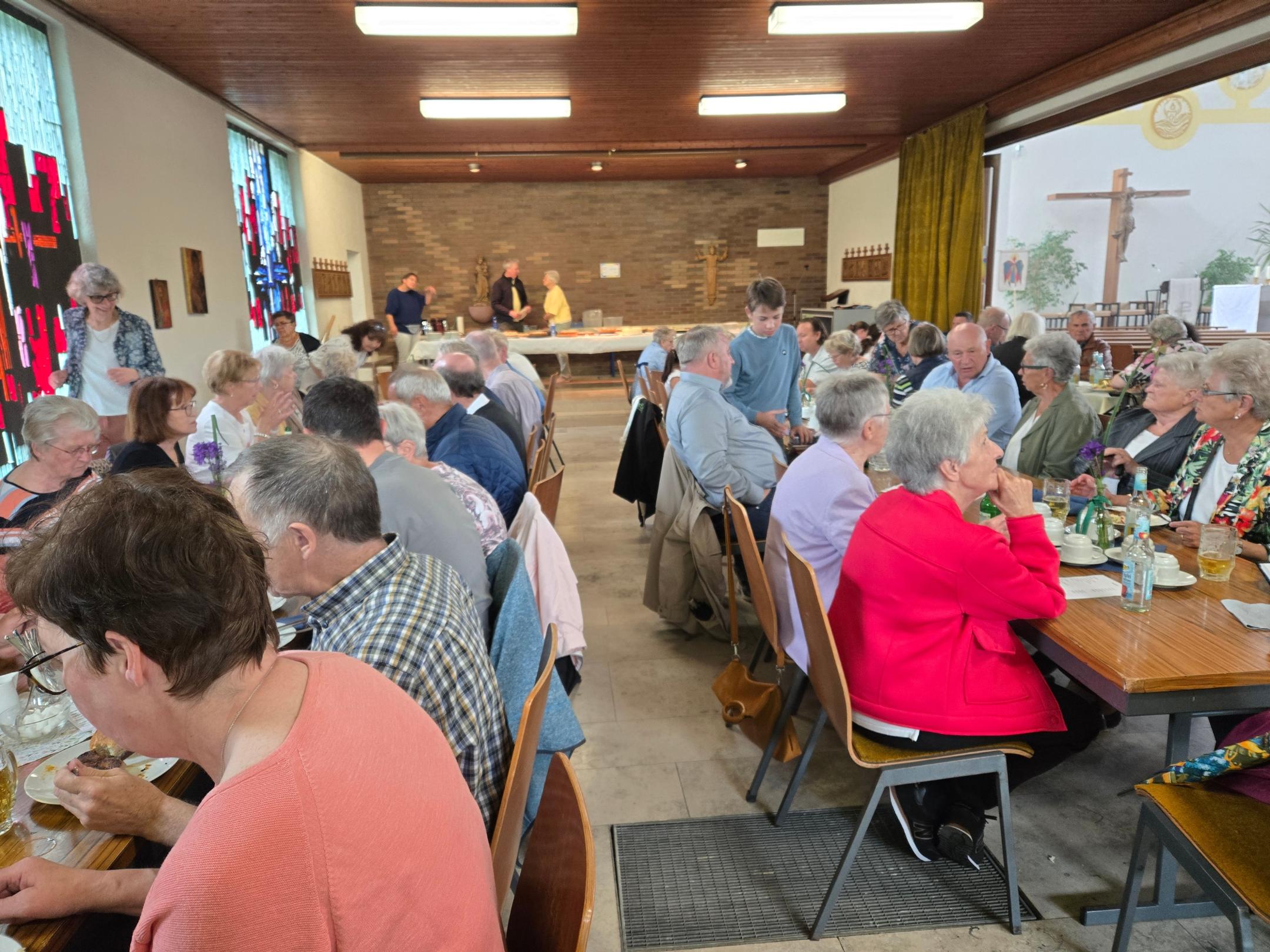 Geselliges Beisammensein beim anschließenden Pfarrfest
