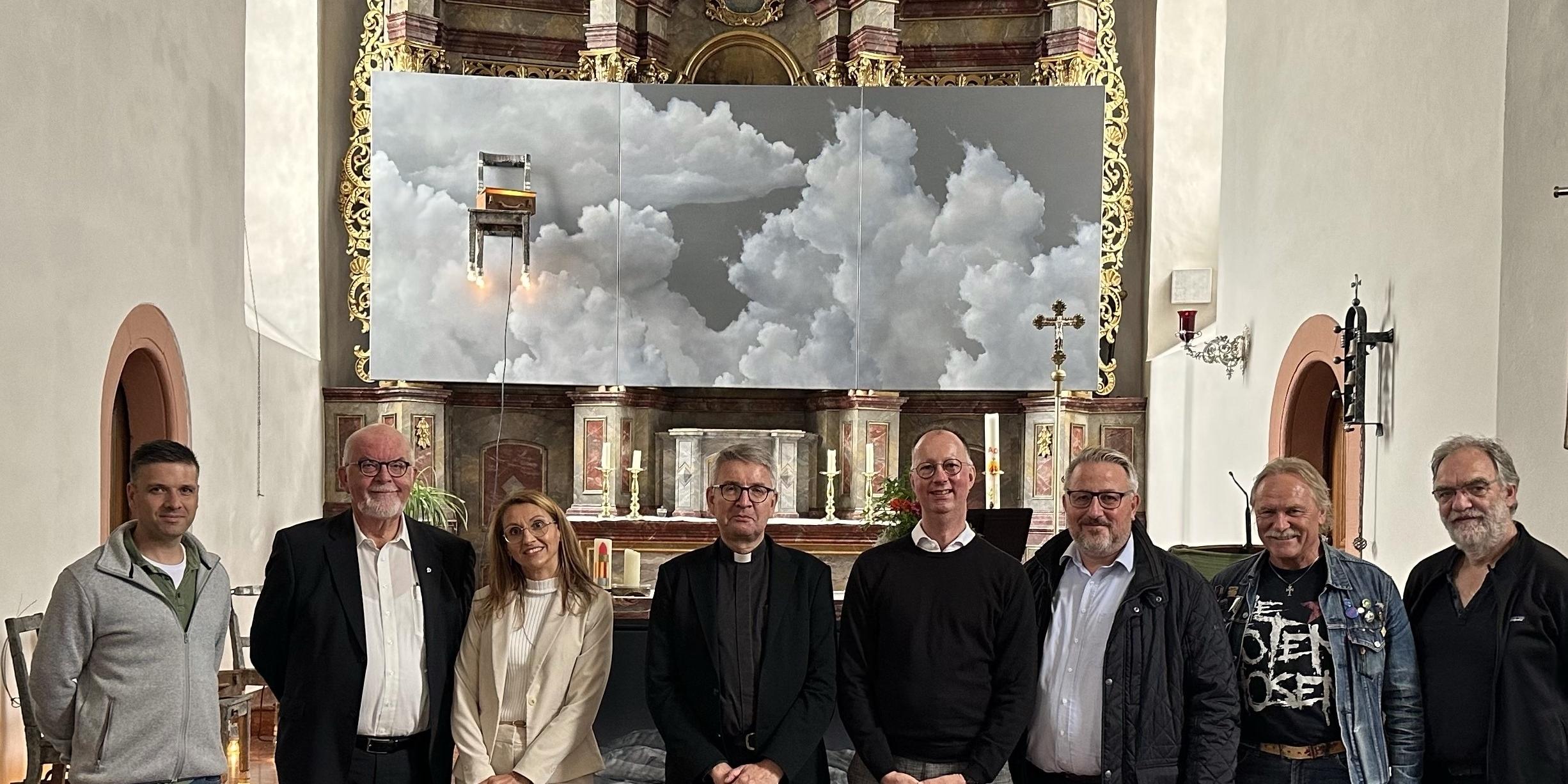 Bischof Kohlgraf besucht die Kunstausstellung in St. Stefanus