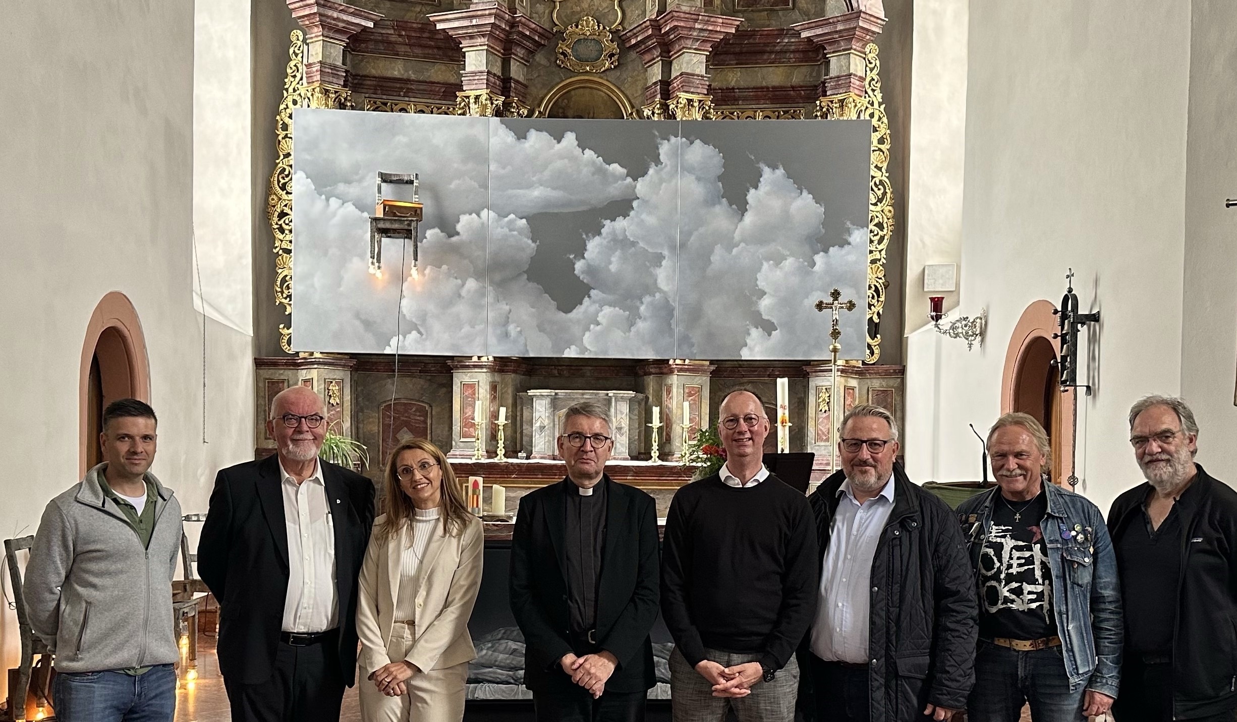 Bischof Kohlgraf besucht die Kunstausstellung in St. Stefanus