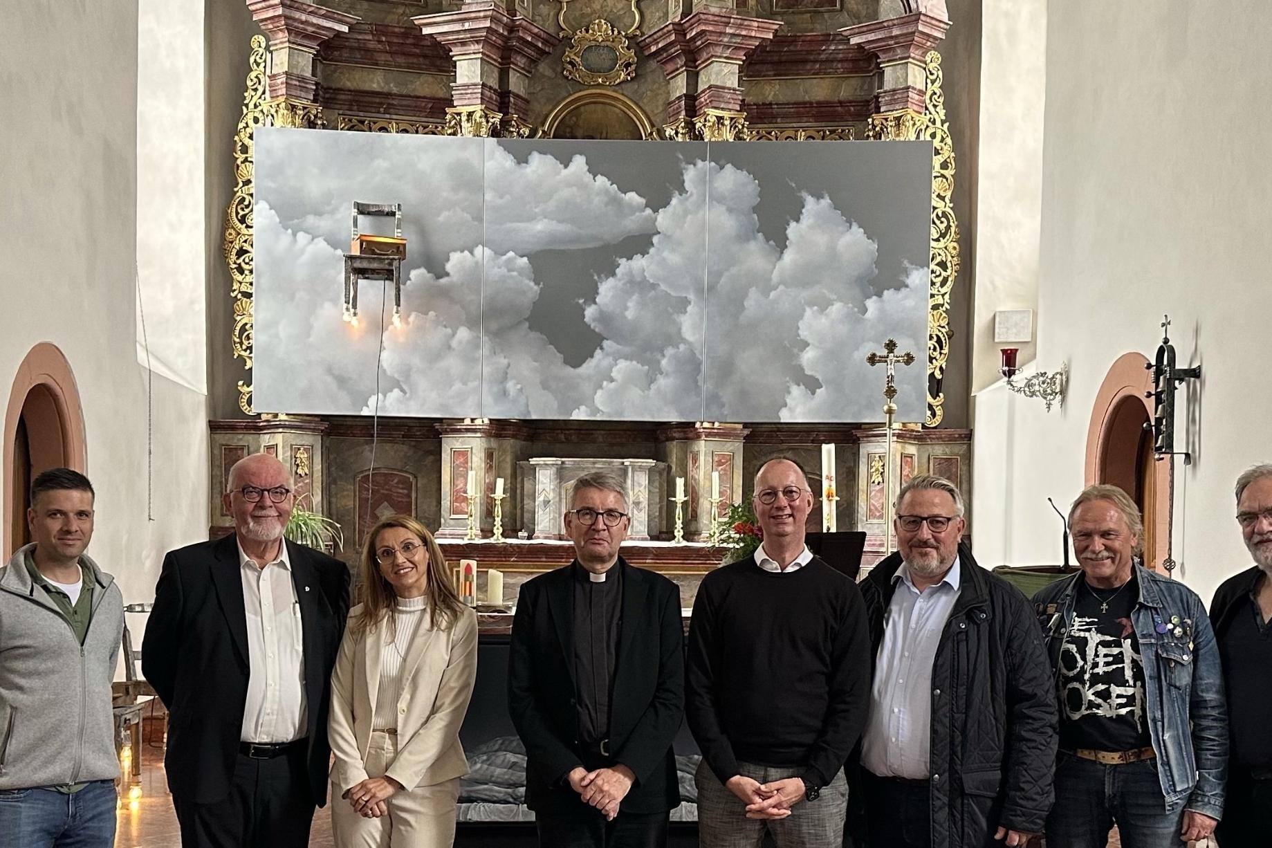 Bischof Kohlgraf besucht die Kunstausstellung in St. Stefanus