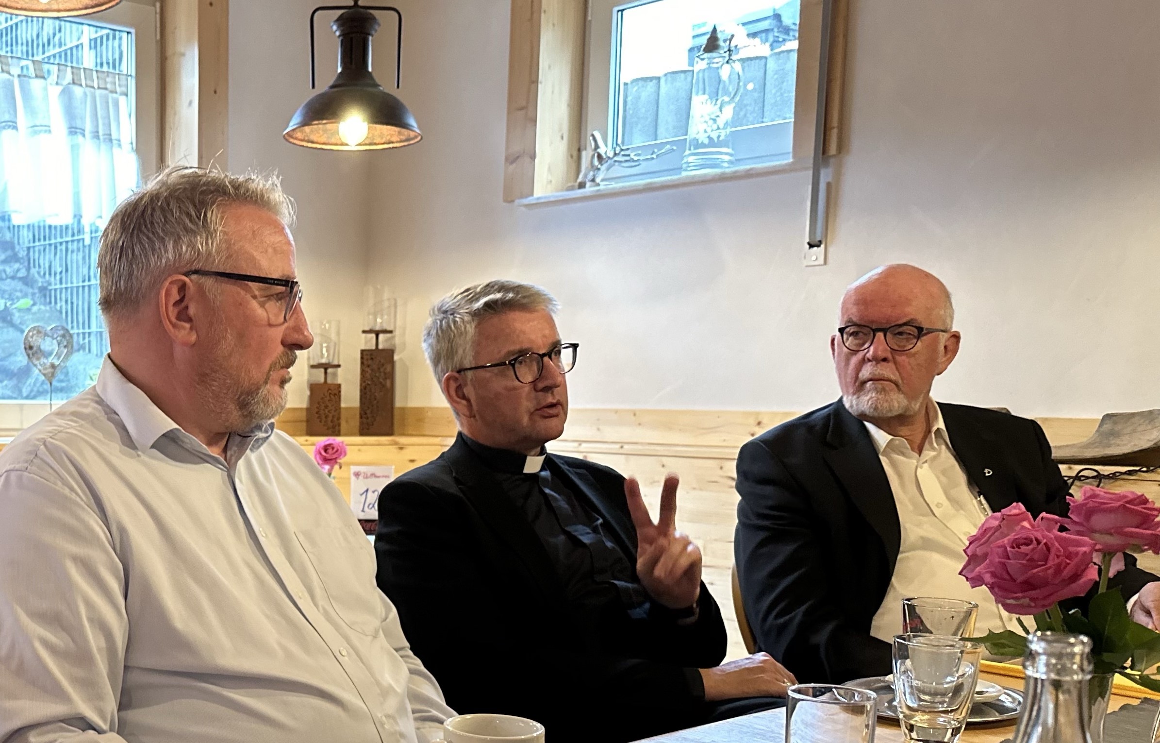 Bischof Kohlgraf beim gemeinsamen Mittagessen bei Familie Breidenbach