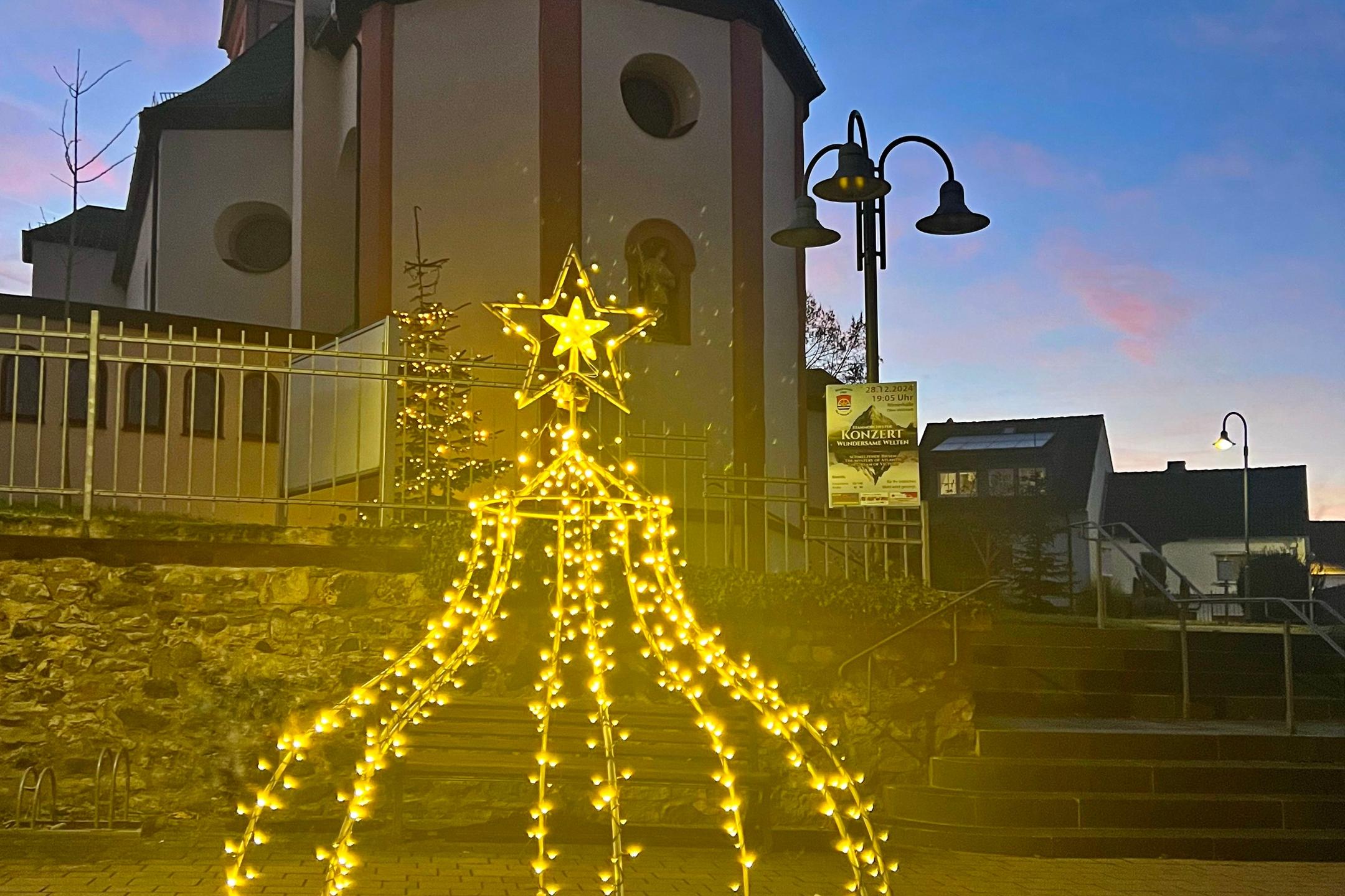 Jahreszeitenkrone auf dem Kirchplatz