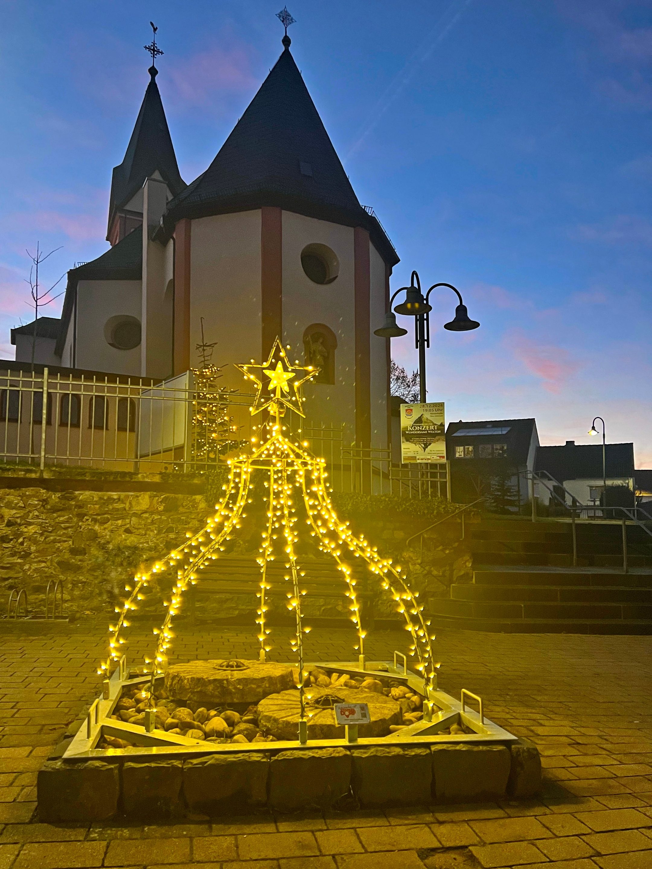 Jahreszeitenkrone auf dem Kirchplatz