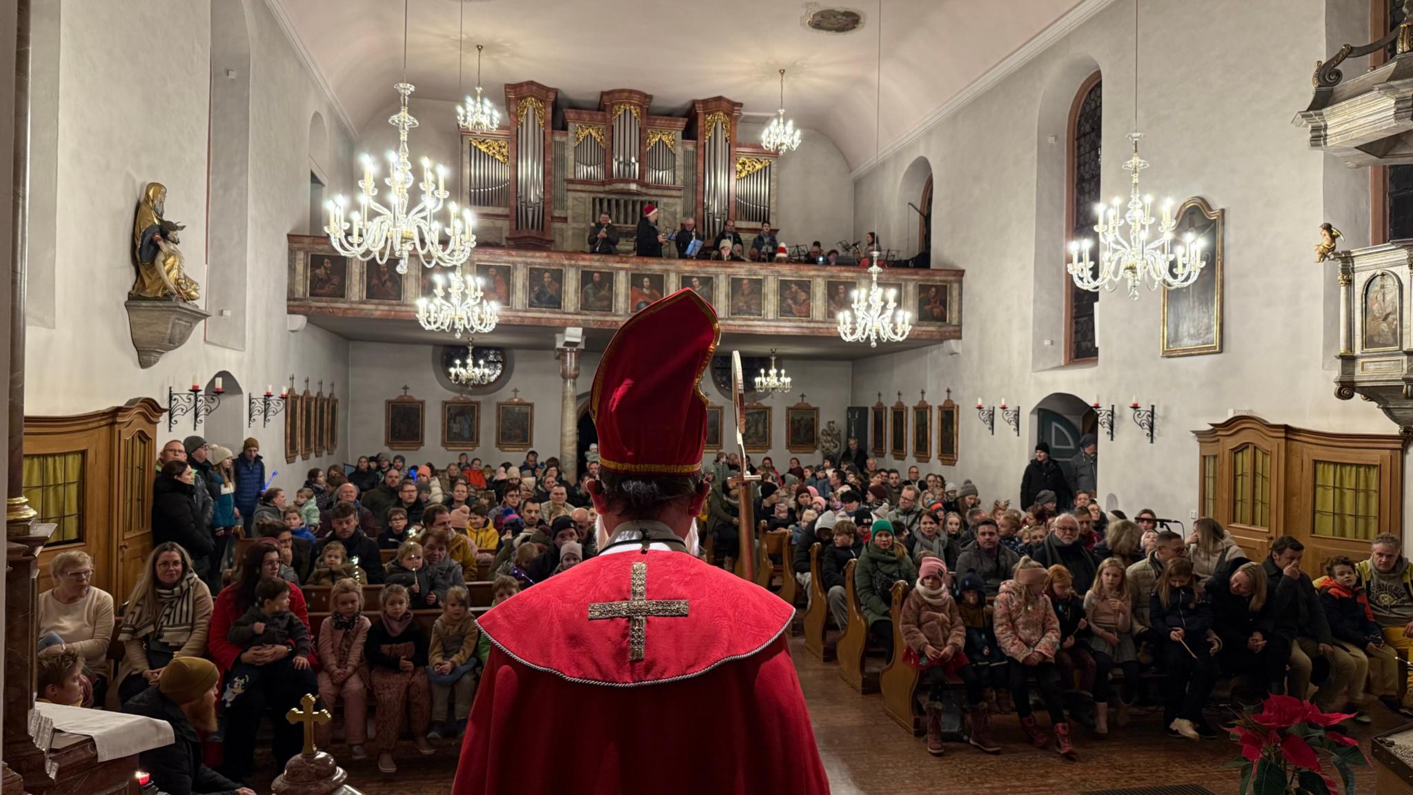 Viele Kinder warteten in der Kirche auf den Nikolaus