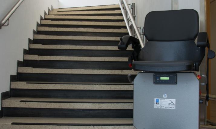 Zugang zum Pfarrsaal für Gehbehinderte ermöglicht