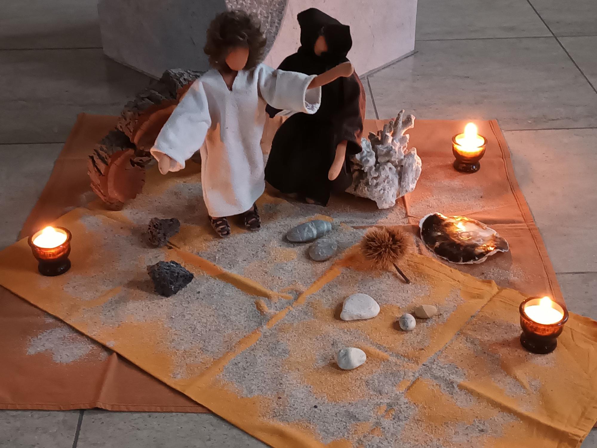 Liebevoll gestatltete Evangeliumsszene mit Figuren