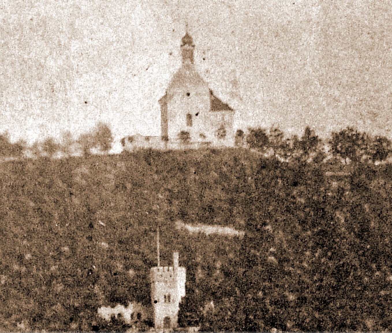 Nordseite-Ansicht: Zweite Rochuskapelle um 1885 mit der zerstörten Michaelskapelle auf der Ostseite (c) Slg. Regner